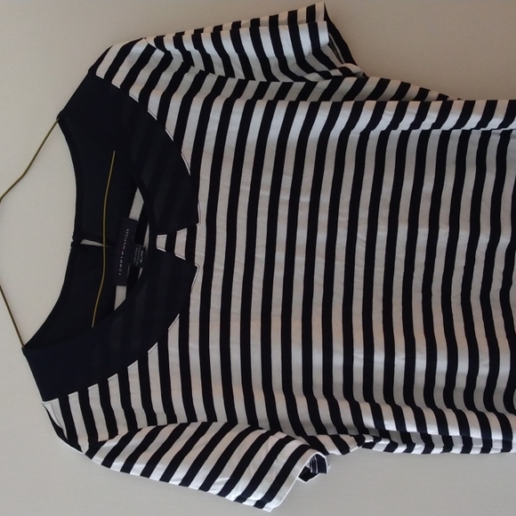 5/$20 Tommy Hilfiger T-shirt top, XL - Picture 3 of 5